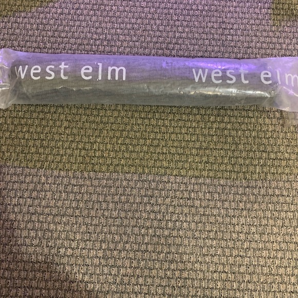 WEST ELM CHARCOAL RUG 28” X 28”/71cm - Picture 7 of 7